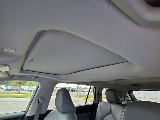 Used 2025 Toyota Highlander XLE FWD image 8