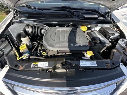 Used 2016 Chrysler Town & Country Touring w/ Driver Convenience Group FWD image 7