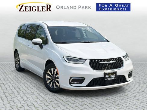 Used 2023 Chrysler Pacifica Touring-L FWD image 1