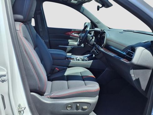 Used 2024 Chevrolet Traverse RS image 18