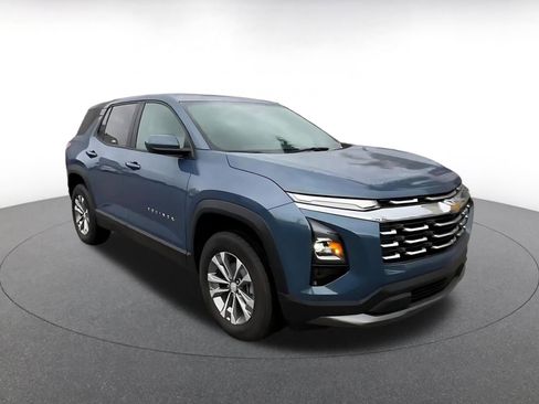 Used 2025 Chevrolet Equinox LT image 3