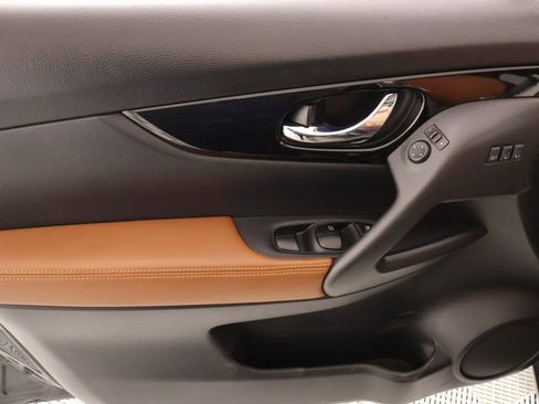 Used 2017 Nissan Rogue SL w/ SL Premium Package image 17