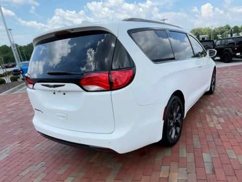 Used 2018 Chrysler Pacifica Touring Plus w/ S Appearance Package FWD image 9