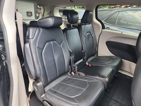 Used 2021 Chrysler Pacifica Touring-L FWD image 34