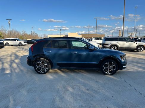 Used 2023 Kia Niro SX Touring image 4