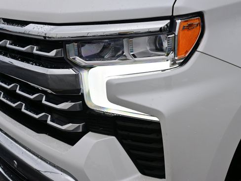 Used 2022 Chevrolet Silverado 1500 LTZ w/ Z71 Off-Road Package image 13