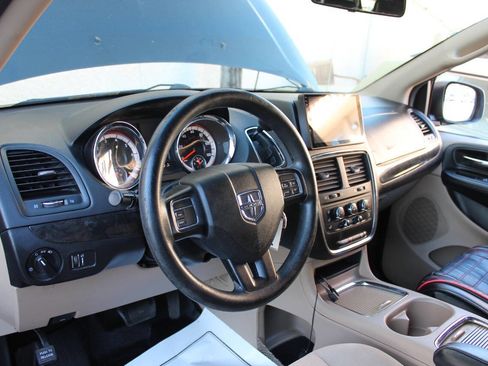 Used 2016 Dodge Grand Caravan SXT FWD image 19