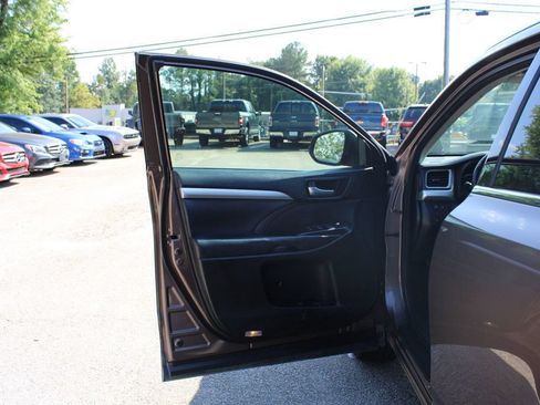 Used 2017 Toyota Highlander XLE FWD image 13