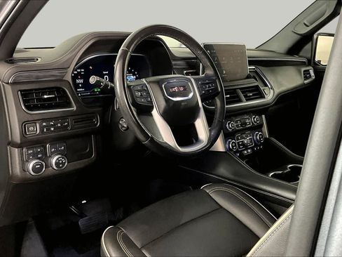 Used 2022 GMC Yukon XL SLT w/ SLT Premium Package AWD/4WD image 16