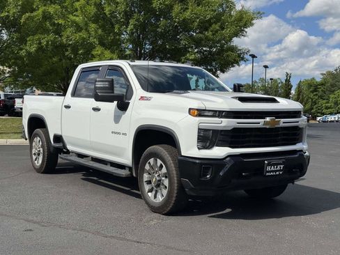 Used 2024 Chevrolet Silverado 2500 Custom w/ Custom Value Package AWD/4WD image 2