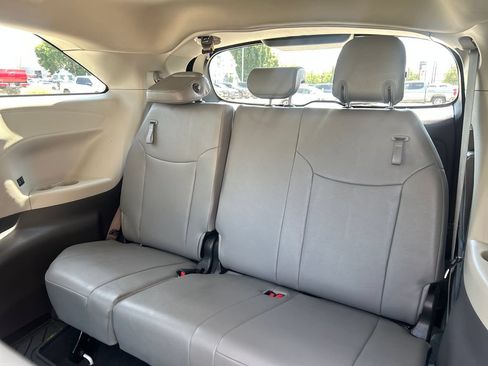 Used 2023 Toyota Sienna XLE FWD image 28