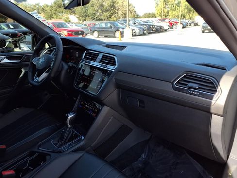 Certified 2022 Volkswagen Tiguan SE R-Line image 23