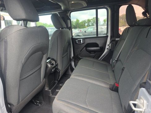 Used 2024 Jeep Wrangler Unlimited w/ Convenience Group AWD/4WD image 10