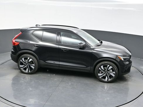 Used 2024 Volvo XC40 B5 Plus image 32