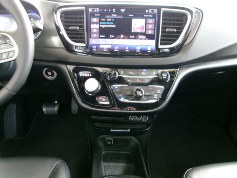Used 2025 Chrysler Pacifica Select FWD image 15