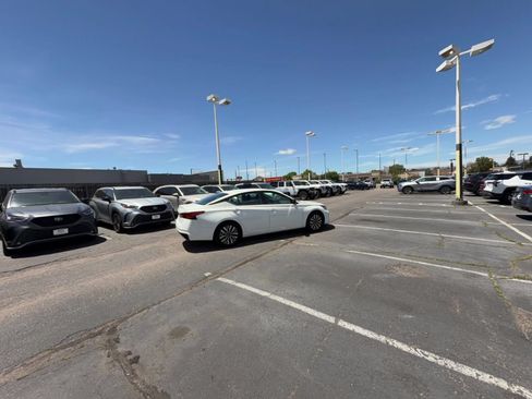 Used 2025 Nissan Altima 2.5 SV FWD image 11