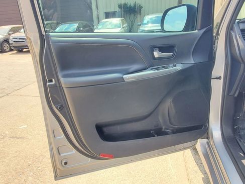 Used 2017 Toyota Sienna SE w/ SE Preferred Package image 19