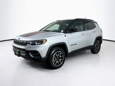 Used 2025 Jeep Compass Trailhawk AWD/4WD image 3