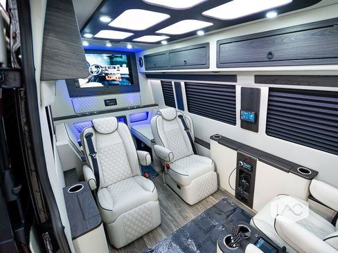 Used 2024 Mercedes-Benz Sprinter 3500 image 2