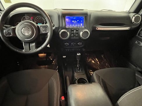 Used 2018 Jeep Wrangler Unlimited Rubicon w/ Cold Weather Group image 18