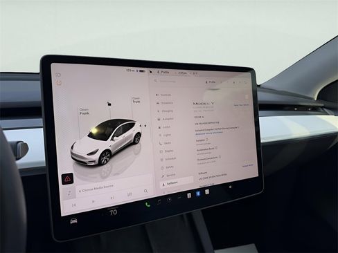 Used 2023 Tesla Model Y Long Range image 17