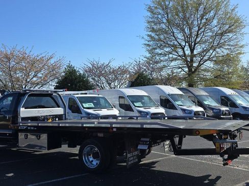 New 2025 Ford F550 4x4 Regular Cab Super Duty w/ XLT Value Package image 4