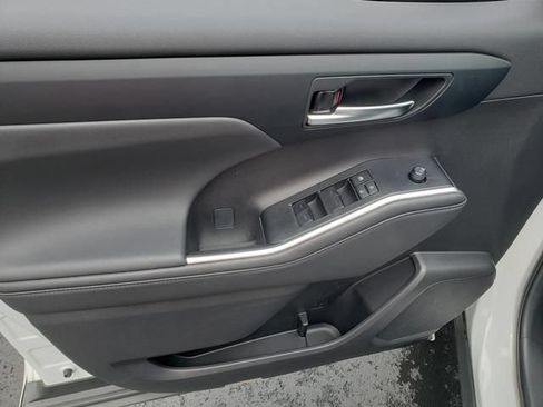 Used 2024 Toyota Highlander XLE AWD/4WD image 12