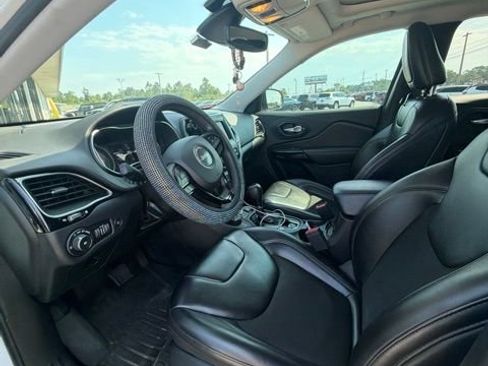 Used 2020 Jeep Cherokee Latitude Plus AWD/4WD image 5