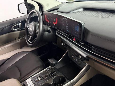 Used 2025 Kia Carnival image 32