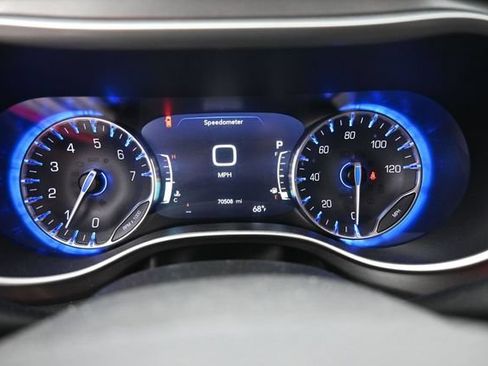 Used 2023 Chrysler Pacifica Touring-L FWD image 32