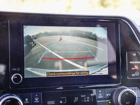 Certified 2023 Toyota Highlander XLE image 29