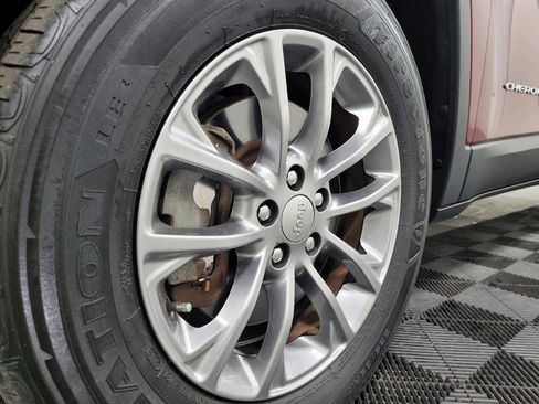 Used 2019 Jeep Cherokee Latitude Plus w/ Comfort/Convenience Group AWD/4WD image 31