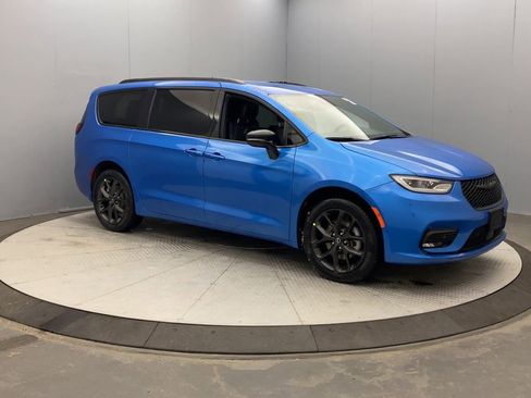 New 2026 Chrysler Pacifica Select w/ S Appearance Package image 7