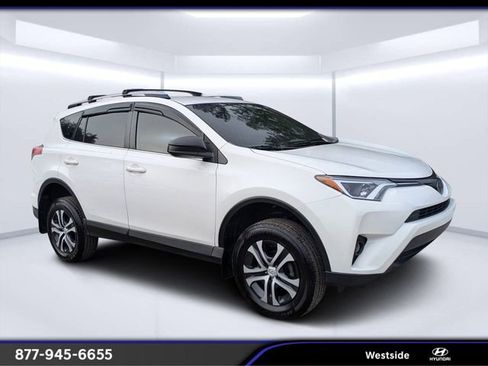 Used 2018 Toyota RAV4 LE image 1