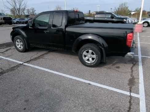 Used 2011 Nissan Frontier SV image 2