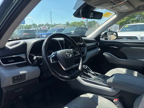 Used 2023 Toyota Highlander XLE AWD/4WD image 13