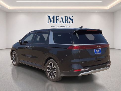 Used 2024 Kia Carnival EX FWD image 3