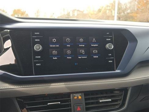 Used 2024 Volkswagen Taos SE image 8