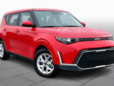 Used 2025 Kia Soul LX w/ LX Technology Package image 2