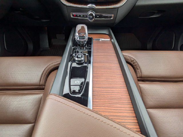 Certified 2025 Volvo XC60 B5 Ultra w/ Climate Package AWD/4WD image 24