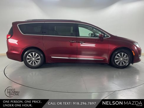 Used 2019 Chrysler Pacifica Touring-L Plus image 5