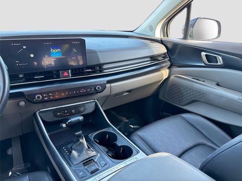 Used 2025 Kia Carnival image 23