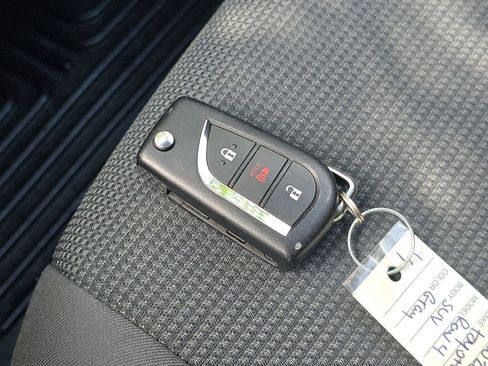 Used 2020 Toyota RAV4 LE FWD image 31