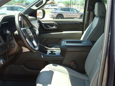 Used 2023 GMC Yukon XL SLT w/ SLT Luxury Package image 8