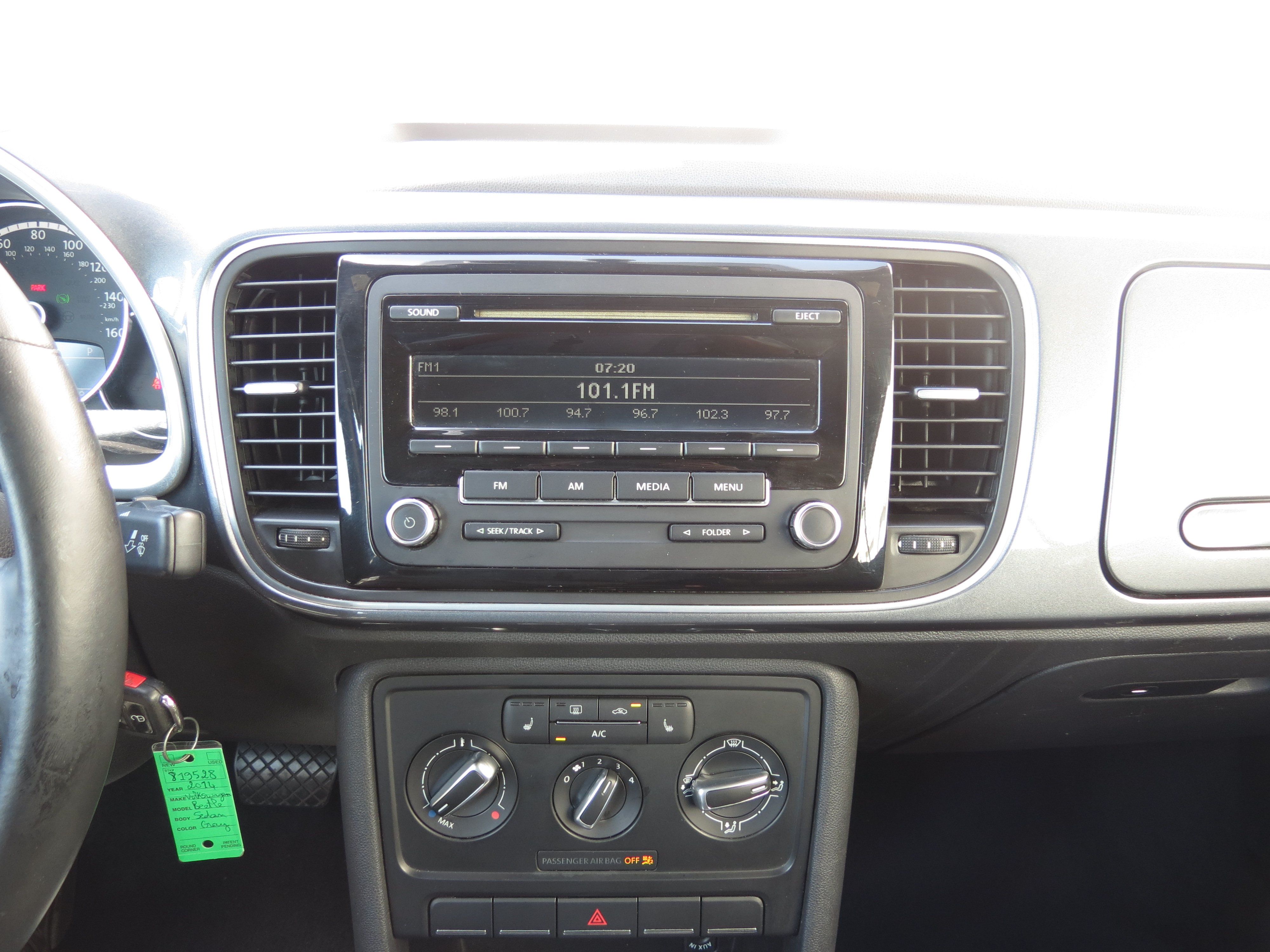Used 2014 Volkswagen Beetle 1.8T FWD image 18
