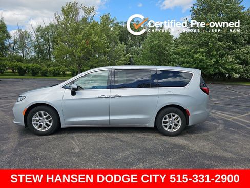 Used 2023 Chrysler Pacifica Touring-L FWD image 1