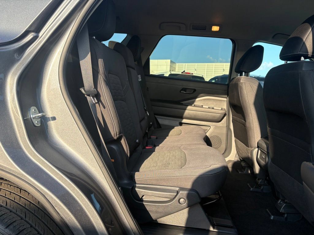 Used 2025 Nissan Pathfinder SV AWD/4WD image 17