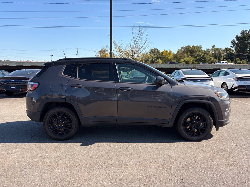 Used 2024 Jeep Compass Latitude w/ Convenience Group AWD/4WD image 9
