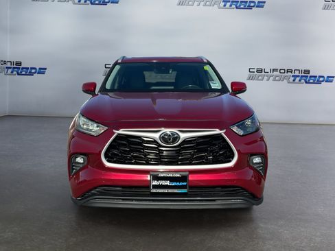 Used 2023 Toyota Highlander XLE FWD image 2