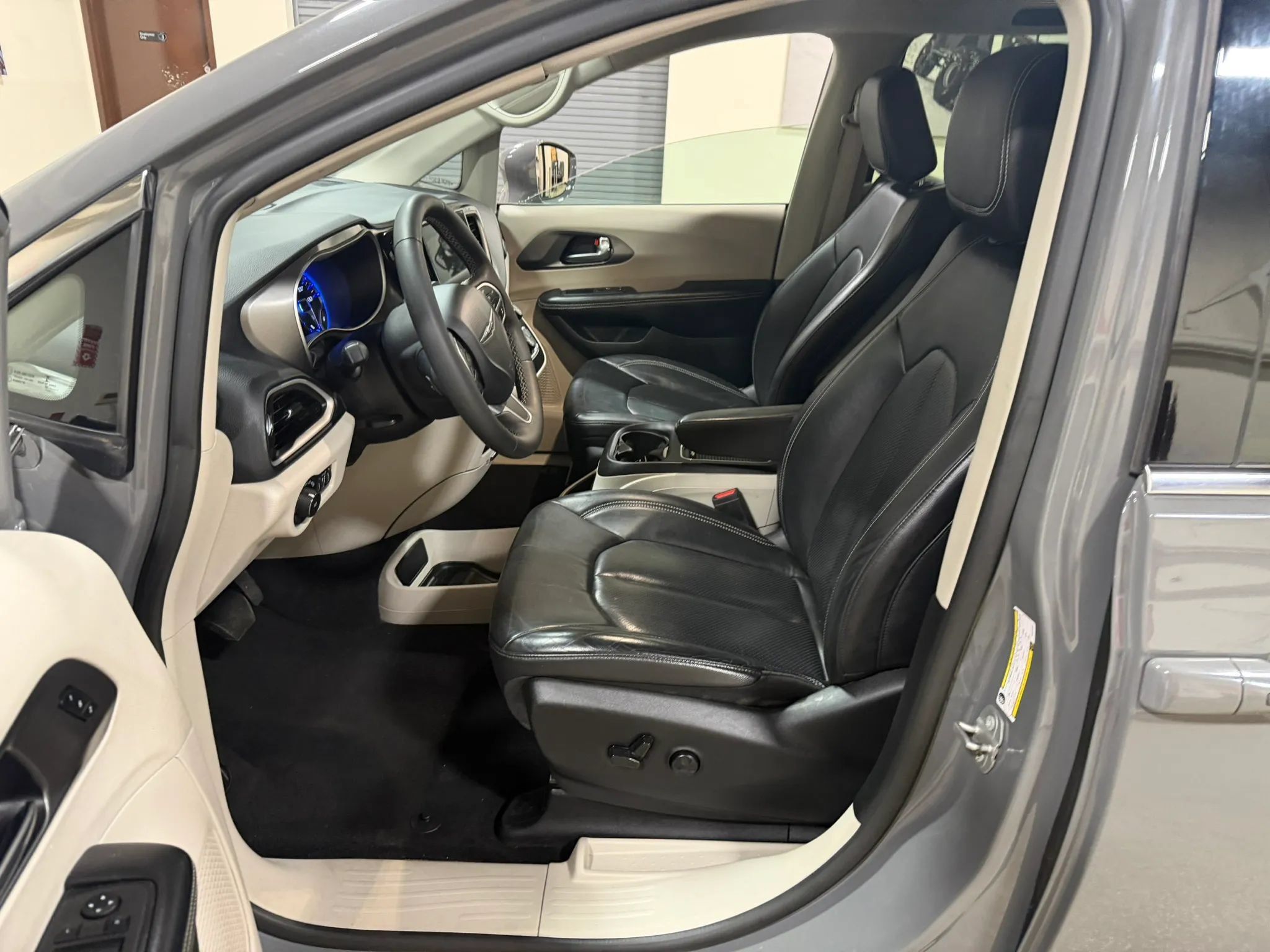 Used 2022 Chrysler Pacifica Touring-L FWD image 40